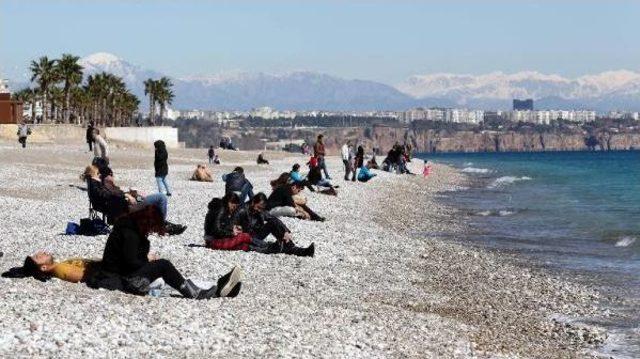 Antalyalı Çocuklar Sahilde Oynadı