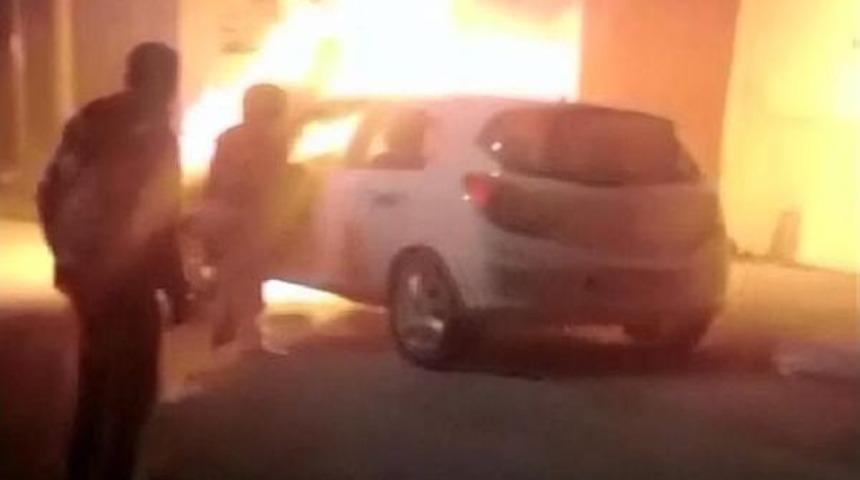 Kadın S&uuml;r&uuml;c&uuml; Alev Alev Yanan Otomobilinden Evraklarını Aldı