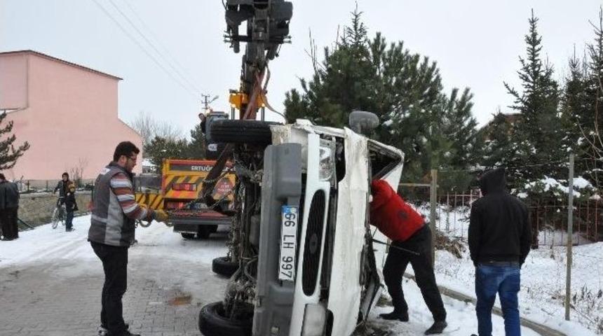 Yozgat&rsquo;ta Minib&uuml;s Dereye U&ccedil;tu: 2 Yaralı
