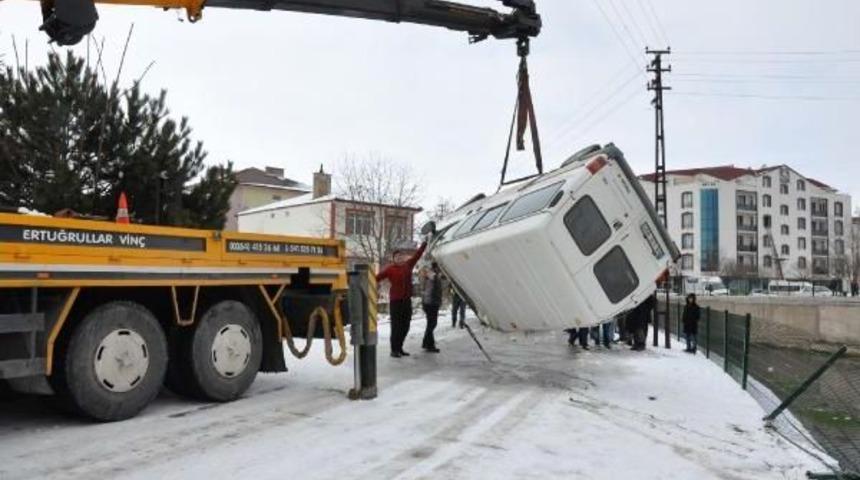 Minib&uuml;s Dereye U&ccedil;tu: 2 Yaralı