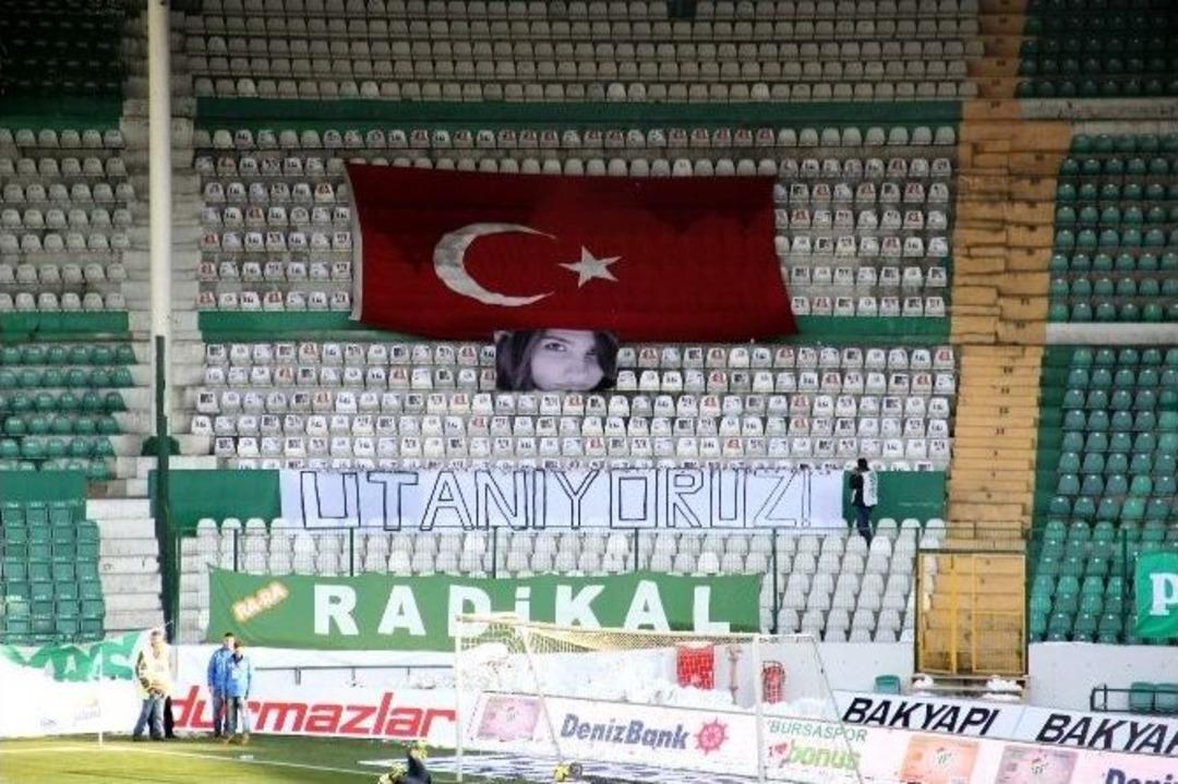 Bursaspor Taraftarlarından &Ouml;zgecan İ&ccedil;in Pankart