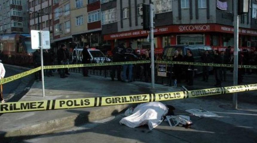 Tramvay Yolu &Uuml;zerinde Kaza Yapan Ara&ccedil;lar Suriyeli Aileyi Ezdi: 1 &Ouml;l&uuml; 2 Yaralı