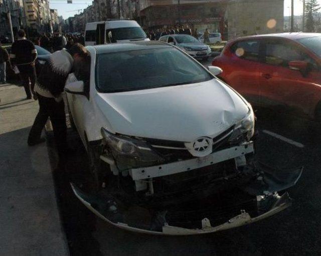 Tramvay Yolu Üzerinde Kaza Yapan Araçlar Suriyeli Aileyi Ezdi: 1 Ölü 2 Yaralı