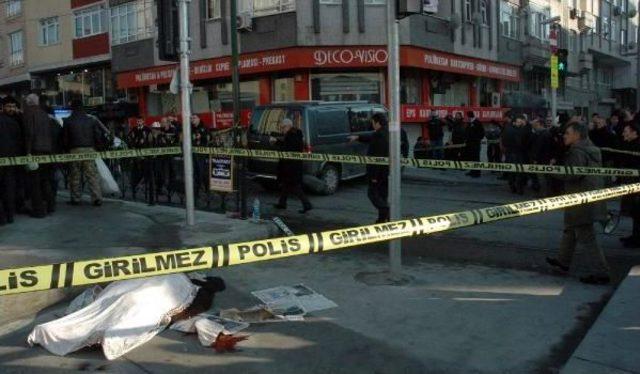 Tramvay Yolu Üzerinde Kaza Yapan Araçlar Suriyeli Aileyi Ezdi: 1 Ölü 2 Yaralı