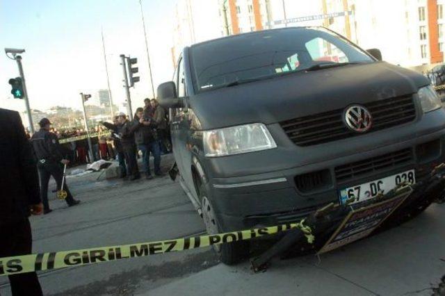 Tramvay Yolu Üzerinde Kaza Yapan Araçlar Suriyeli Aileyi Ezdi: 1 Ölü 2 Yaralı