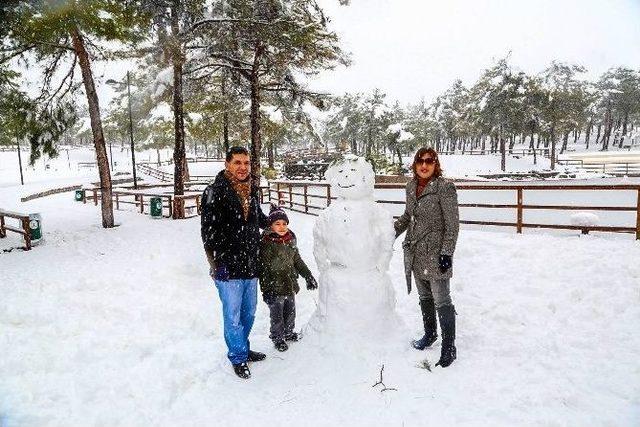 Dülük Tabiat Parkı Karda Da Ziyaretçilerini Ağırlıyor