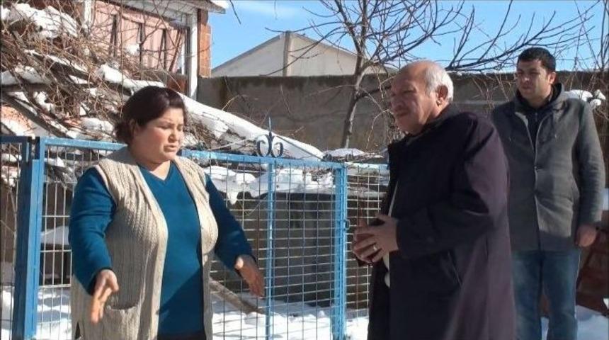 Başkan Şahiner Sokak K&ouml;peklerine Yiyecek G&ouml;nderdi