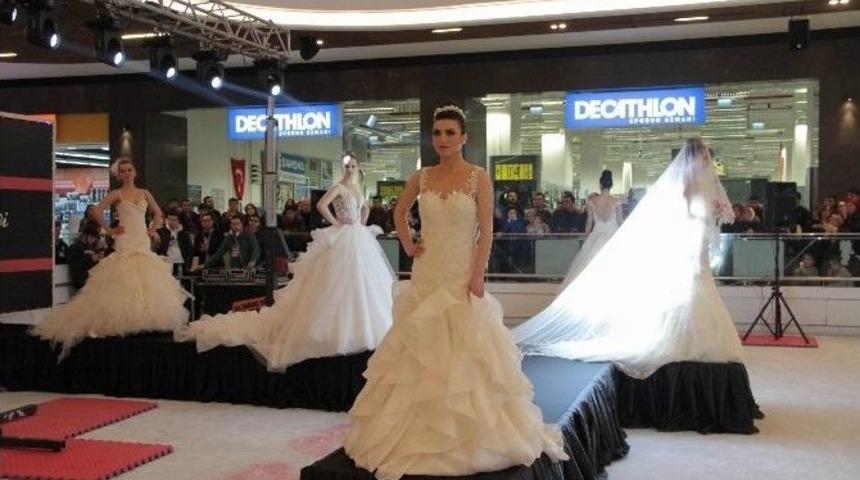 Buz Pistinde Gelinlik Defilesi