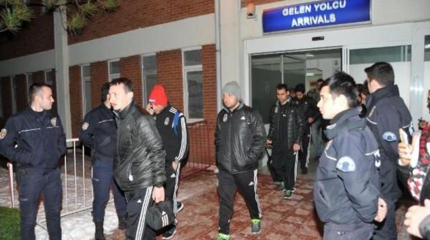 Beşiktaş Kafilesine Eskişehir'de Meşaleli Karşılama