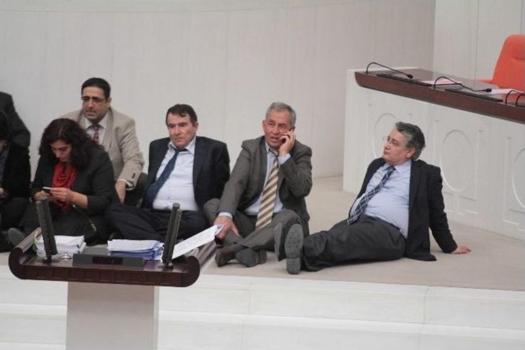 Hdp&rsquo;lilerden Meclis&rsquo;te 6.5 Saatlik Oturma Eylemi