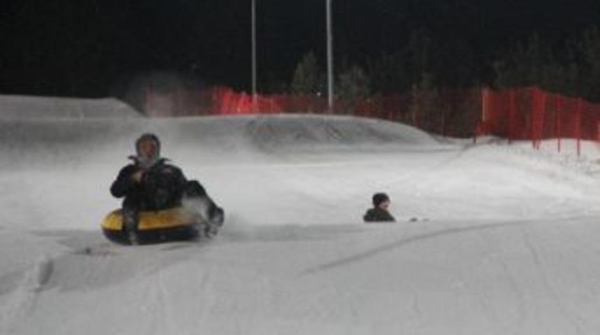 Gazeteciler Kar &Uuml;st&uuml;nde Yarıştı