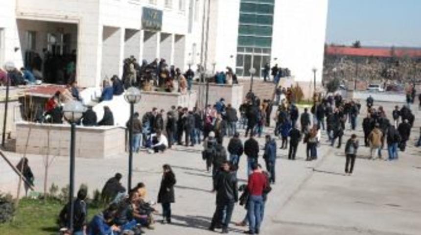 Gen&ccedil;ler Katipliğe Akın Etti