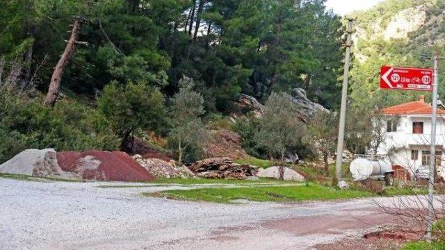 Dereden Çekilen Kızıl Kum Kızkumu'nu Tehdit Ediyor