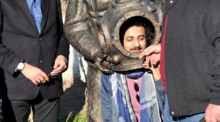 Bodrum'da 's&uuml;ngerci Heykeli' T&ouml;renle A&ccedil;ıldı