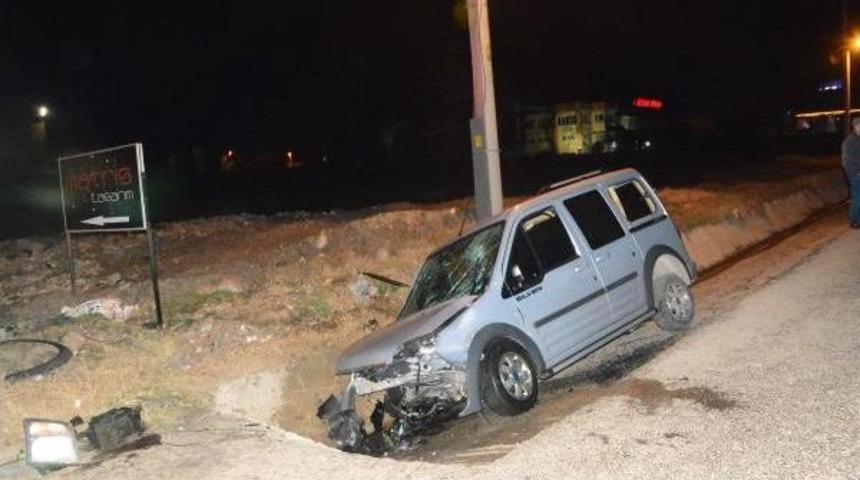 Su Kanalı Duvarına &Ccedil;arpan Aracın S&uuml;r&uuml;c&uuml;s&uuml; &Ouml;ld&uuml;