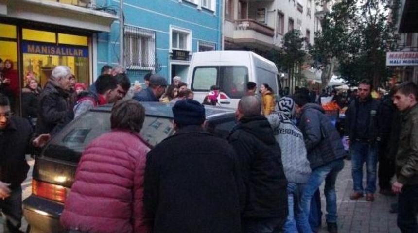 İtfaiyenin Ge&ccedil;ebilmesi I&ccedil;in Park Halindeki Otomobil B&ouml;yle Kaldırıldı