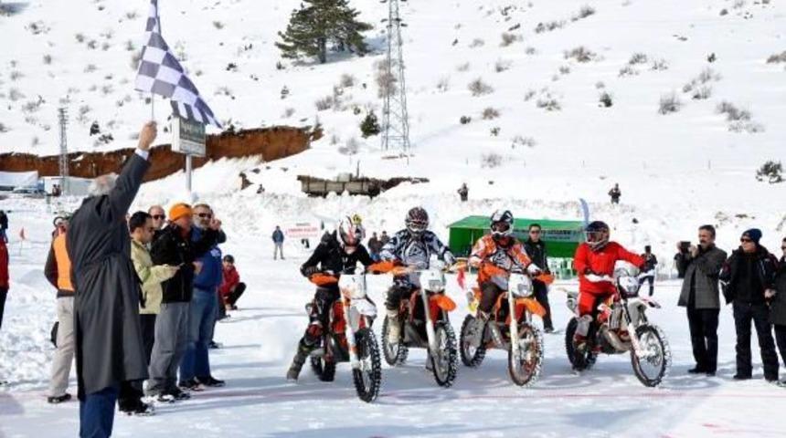 Davraz Motosnow Yarışları Nefes Kesti