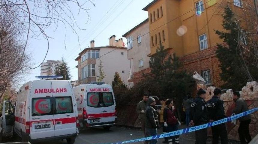 Cinnet Getiren Baba, Hamile Eşini, Kızını Ve Kendisini &Ouml;ld&uuml;rd&uuml;