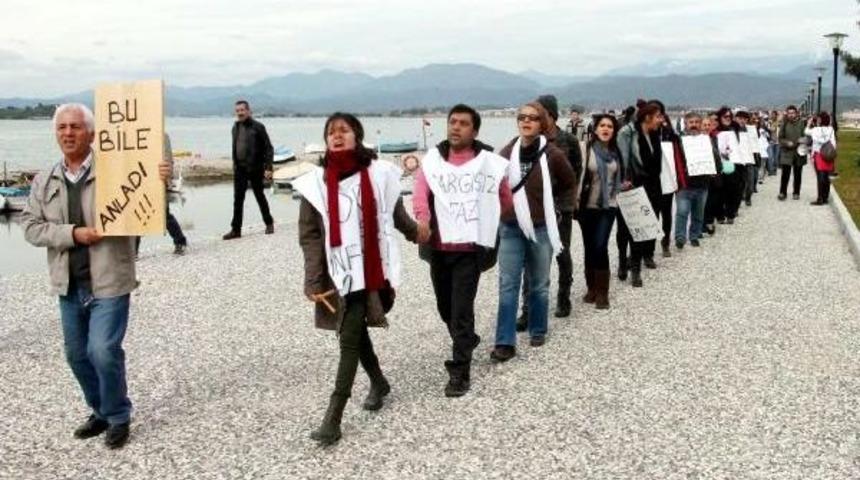 Y&uuml;r&uuml;y&uuml;ş Ve Insan Zinciriyle 'i&ccedil; G&uuml;venlik Yasa Tasarısı'nı Protesto Ettiler