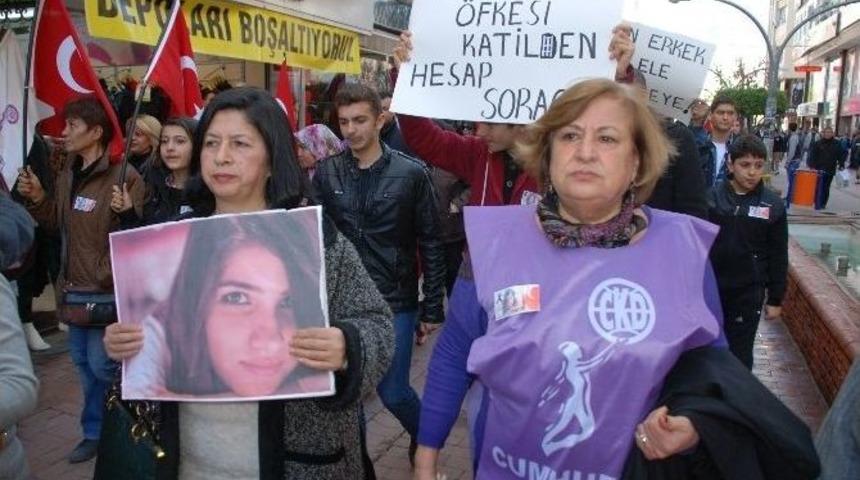 &Ouml;zgecan Aslan&rsquo;ın Kuzenleri İskenderun&rsquo;da &lsquo;kadına Şiddete Hayır&rsquo; Y&uuml;r&uuml;y&uuml;ş&uuml;ne Katıldılar