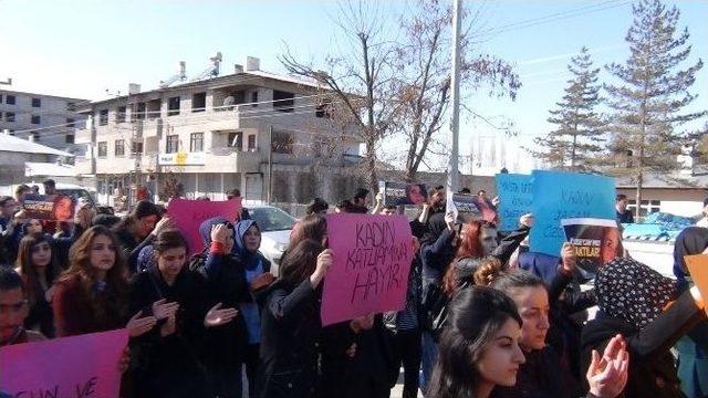 Öğrenciler Kadın Cinayetlerini Protesto Etti