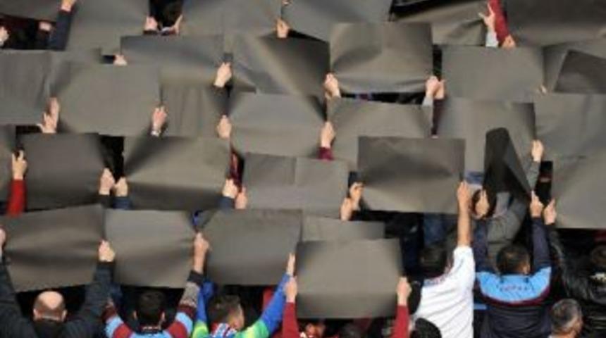 Trabzonsporlu Taraftarlardan Tff&rsquo;ye Siyah Kartonlu Tepki