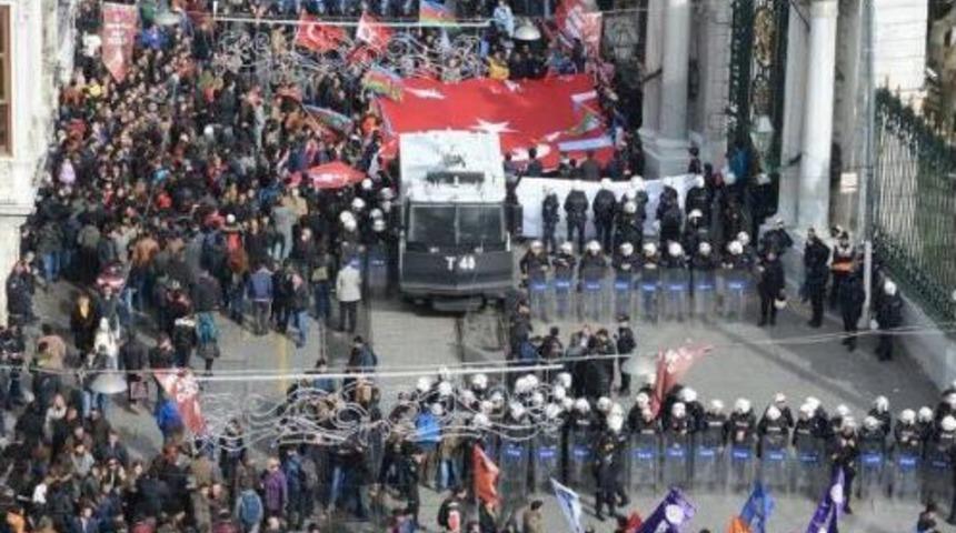 İstiklal Caddesi&rsquo;Nde Eylemci Gruplar Arasına Polis Barikatı