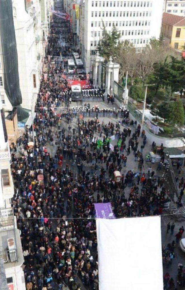 İstiklal Caddesi’Nde Eylemci Gruplar Arasına Polis Barikatı