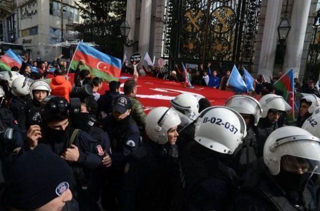 İstiklal Caddesi’Nde Eylemci Gruplar Arasına Polis Barikatı