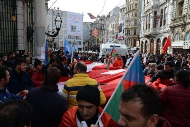 İstiklal Caddesi’Nde Eylemci Gruplar Arasına Polis Barikatı