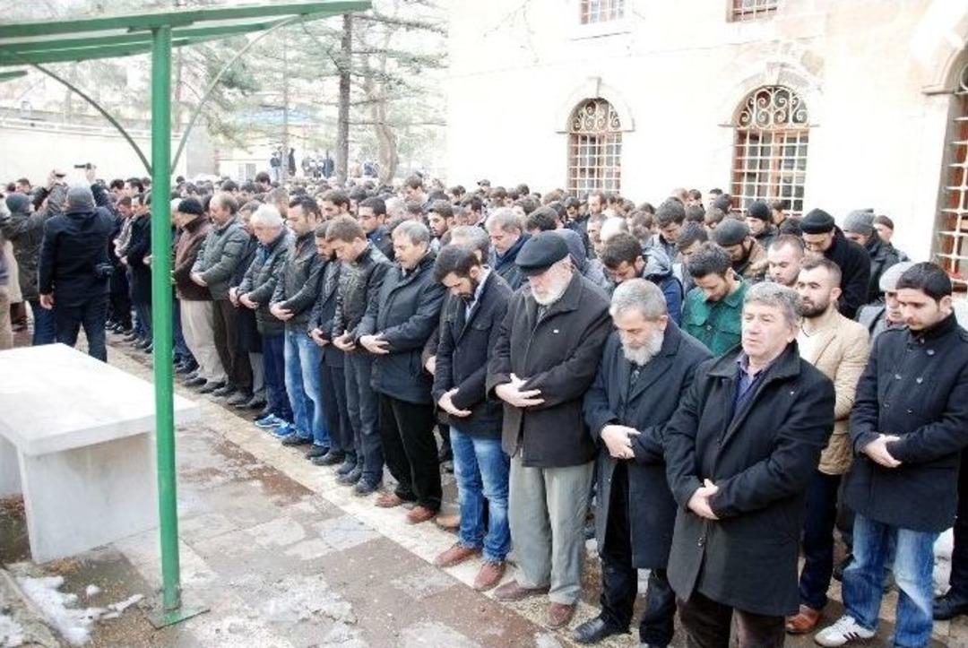 K&uuml;tahya&rsquo;da &Uuml;lk&uuml;c&uuml;ler, Fırat Yılmaz &Ccedil;akıroğlu İ&ccedil;in Gıyabi Cenaze Namazı Kıldı