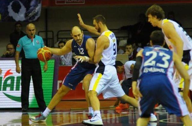 Fenerbahçe Ülker-Anadolu Efes:60-70 (Kupa Anadolu Efes'in)