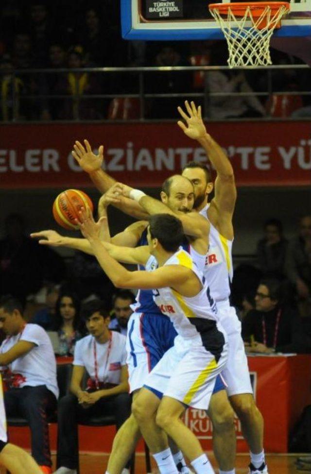 Fenerbahçe Ülker-Anadolu Efes:60-70 (Kupa Anadolu Efes'in)