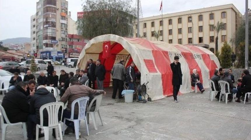 İzmir&rsquo;de &Ouml;len &Uuml;lk&uuml;c&uuml; Gen&ccedil; İ&ccedil;in Taziye &Ccedil;adırı Kuruldu