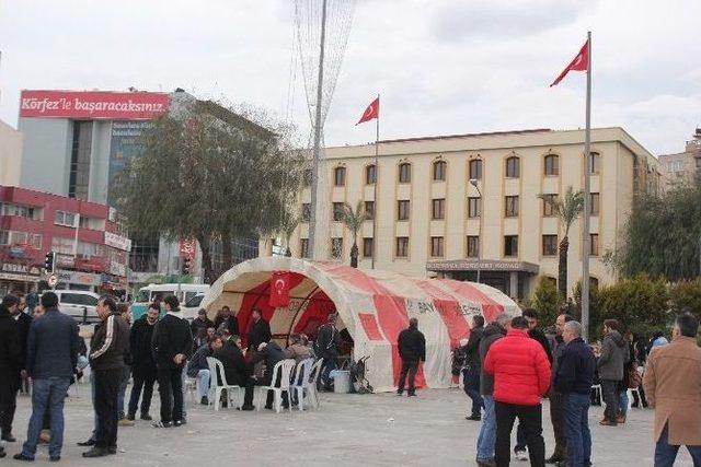 İzmir&rsquo;de &Ouml;len &Uuml;lk&uuml;c&uuml; Gen&ccedil; İ&ccedil;in Taziye &Ccedil;adırı Kuruldu 1