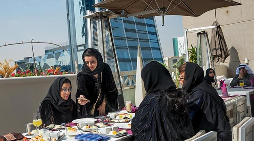 Suudi kadınının değişen y&uuml;z&uuml;