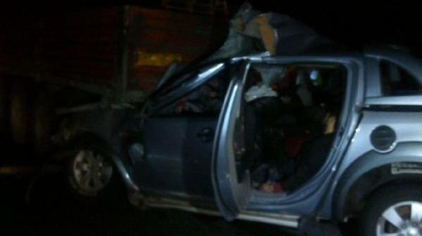 Kamyonet, Tır'a &Ccedil;arptı: 5 &Ouml;l&uuml;, 2 Yaralı