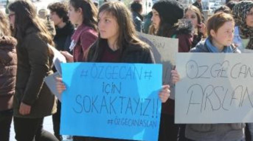 &Ccedil;arşamba&rsquo;da Kız &Ouml;ğrenciler &Ouml;zgecan İ&ccedil;in Y&uuml;r&uuml;d&uuml;