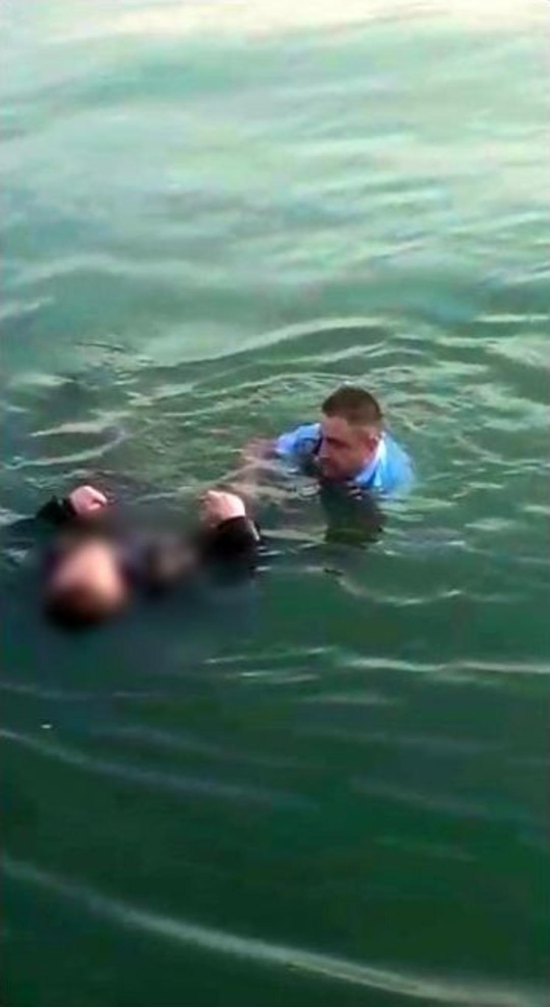 Denize Atlayan Şahsı Polis Y&uuml;zerek Kurtardı