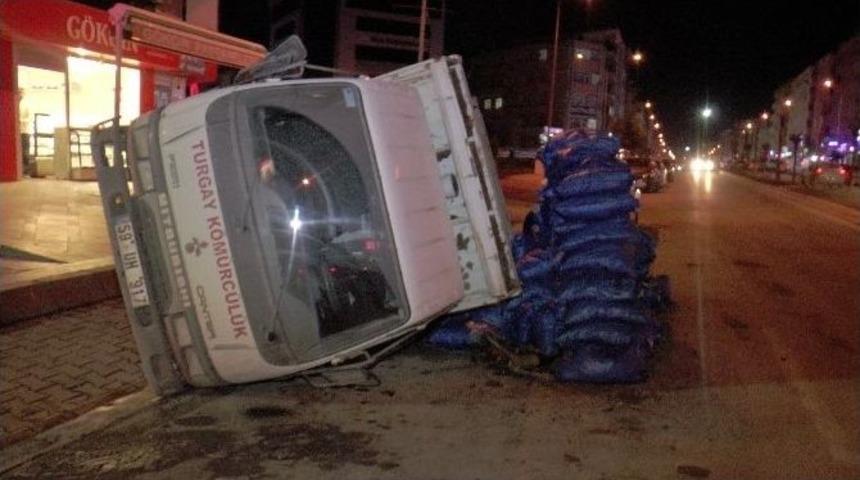 K&ouml;m&uuml;r Y&uuml;kl&uuml; Kamyonet Devrildi