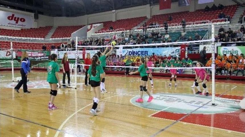 Minik Voleybolcular Şenlikte Buluştu