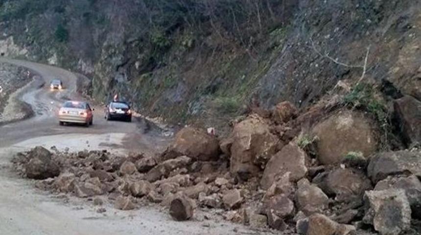 Filyos Yolundaki Heyelan Korkuttu