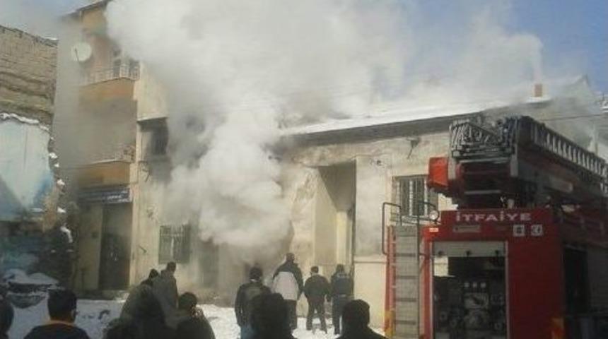 Develi&rsquo;de &Ccedil;ıkan Yangında Ev Kullanılamaz Hale Geldi