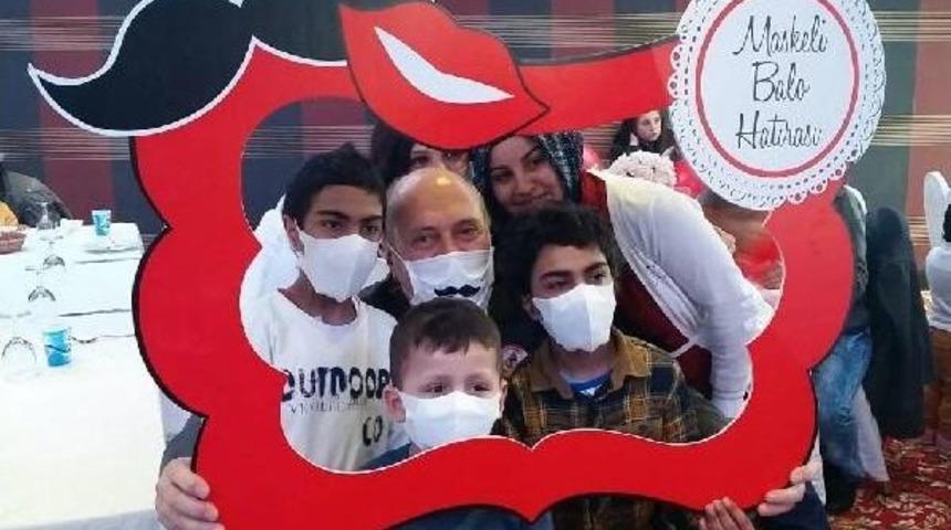 L&ouml;semili &Ccedil;ocuklar I&ccedil;in Maskeli Balo