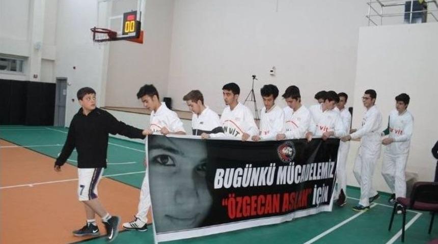 Gen&ccedil;ler &Ouml;zgecan İ&ccedil;in Sahaya &Ccedil;ıktı