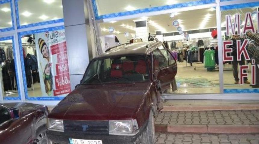 3 Araca &Ccedil;arpan Otomobil Avm'ye Girdi