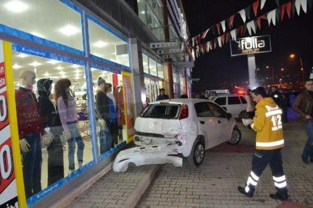 3 Araca &Ccedil;arpan Otomobil Avm ye Girdi 1