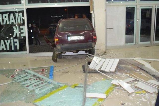 3 Araca &Ccedil;arpan Otomobil Avm ye Girdi 2