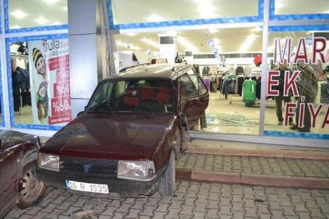 3 Araca &Ccedil;arpan Otomobil Avm ye Girdi 3