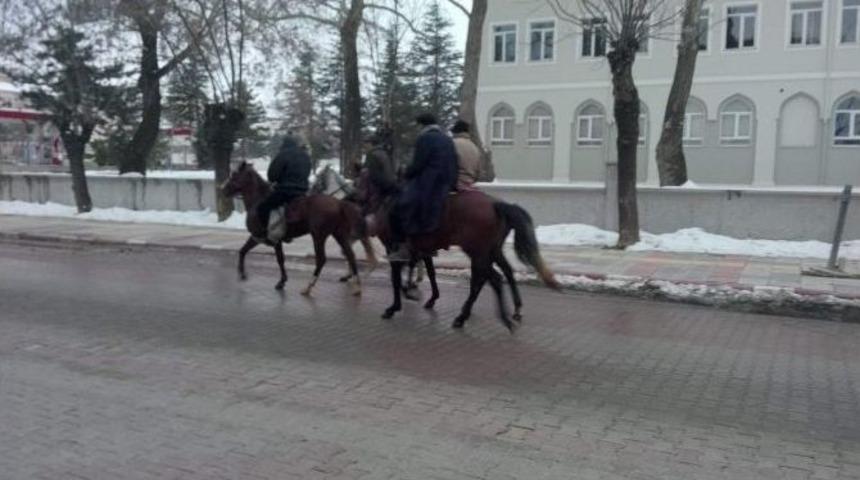 Afyonkarahisar&rsquo;dan 4 Atlı Ge&ccedil;ti
